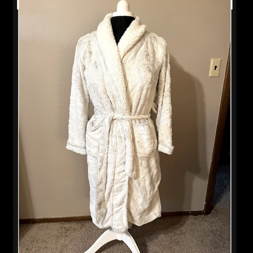 Super Soft & Cozy Fur-like Bath Robe - XS/S - Picture 2 of 5